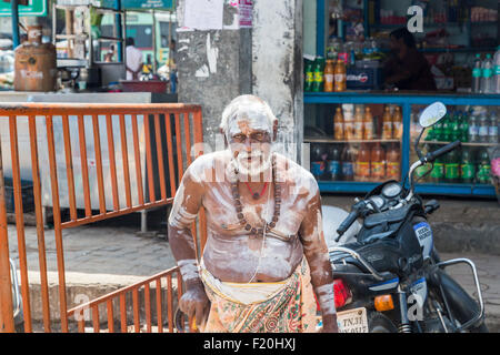 Anziani uomo locale con corpo dipinto visita il tempio indù a Chidambaram, Tamil Nadu, nell India meridionale Foto Stock