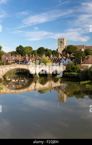 Aylesford Old Bridge e villaggio sul fiume Medway, Aylesford, Kent, England, Regno Unito, Europa Foto Stock