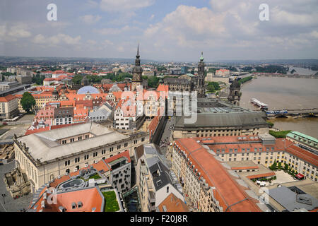 In Germania, in Sassonia, Dresda, vista su Dresda e del fiume Elba dalla cupola della Frauenkirche. Foto Stock