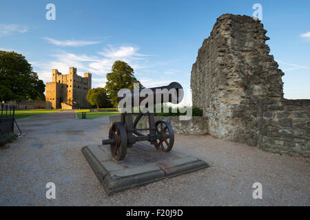 Rochester Castle e Cannon, Rochester, Kent, England, Regno Unito, Europa Foto Stock