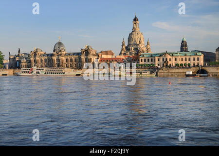 Germania Sassonia Dresden lo skyline della città con barche di crociera ormeggiato sul fiume allagata Elba nella parte anteriore del terrapieno di edifici Foto Stock