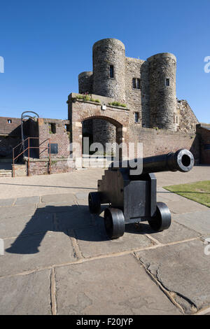 Il cannone al di fuori del Museo Castello di Rye (Ypres Tower), segale, East Sussex, England, Regno Unito, Europa Foto Stock