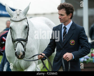 Il 9 settembre 2015, Blair Atholl, Scozia. Francesco Whittington [GBR] con un facile bersaglio al primo controllo. Il FEI European Eventing Championships 2015 Blair Castle Credit: stephen Bartolomeo/Alamy Live News Foto Stock