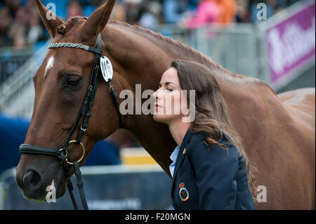 Blair Atholl, Scotland, Regno Unito. Il 9 settembre, 2015. Maria Pinedo Sendagorta [ESP] con Carriem van Colen Z in corrispondenza della prima ispezione. Il FEI European Eventing Championships 2015 Blair Castle Credit: stephen Bartolomeo/Alamy Live News Foto Stock