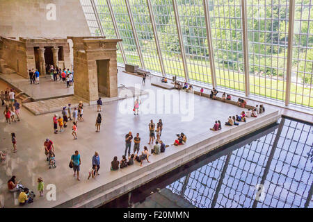 I visitatori la visualizzazione delle illustrazioni del Metropolitan Museum of Art, Manhattan, New York City. Foto Stock