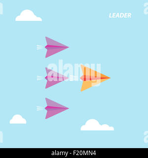 Carta Creative rocket segno e la nuvola bianca sul cielo blu. Business e concetto di leadership, il lavoro di squadra di segno. Foto Stock