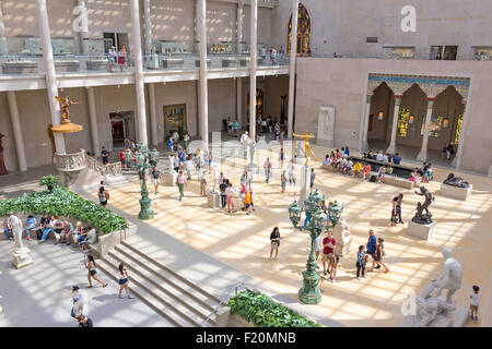 I visitatori la visualizzazione delle illustrazioni del Metropolitan Museum of Art, Manhattan, New York City. Foto Stock