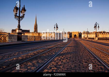 Francia, Gironde, Bordeaux, zona elencata come patrimonio mondiale dall' UNESCO, il Pont de Pierre sul Fiume Garonne, sullo sfondo chiesa di Saint Michel e il gate di Borgogna Foto Stock