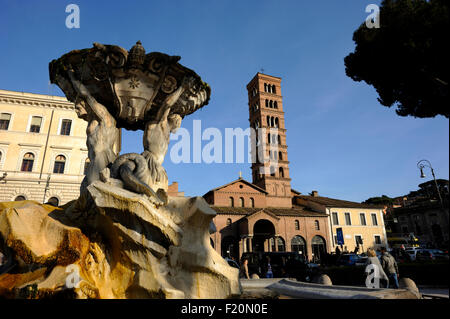 Italia, Roma, Fontana dei Tritoni e basilica di Santa Maria in Cosmedin Foto Stock