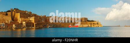 Malta, La Valletta, classificato come patrimonio mondiale dall' UNESCO, vista panoramica di un marine e il paesaggio urbano della vecchia storica città fortificata di La Valletta al tramonto Foto Stock