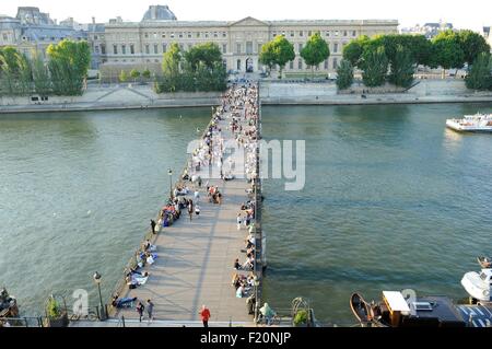 Francia, Parigi, il Pont des Arts (o gateway), si collega Malaquais Conti e dock presso l Institut de France, nel 6° arrondissement, il Franτois Mitterrand docks e quelli del Louvre, area elencati come patrimonio mondiale dall' UNESCO (vista aerea) Foto Stock