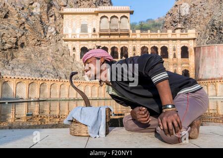 India Rajasthan, Jaipur, Galta ji tempio dedicato al dio Hanuman, gypsie incantatore di serpente Foto Stock