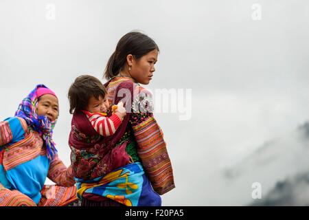 Il Vietnam, può cau, mercato settimanale per le popolazioni tribali, fiore Hmongs gruppo etnico Foto Stock