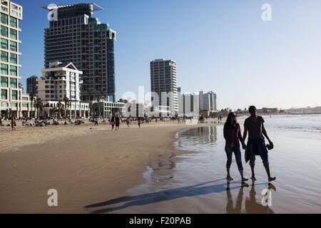 Israele, Tel Aviv, ragazzi passeggiate in spiaggia Foto Stock