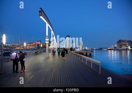 In Spagna, in Catalogna, Barcellona, Vecchio Porto Vecchio Porto, Port Vell, Rambla de mar bridge e il W Hotel in background Foto Stock