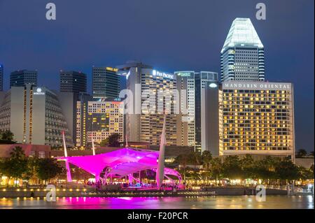 Singapore, centro città, Marina Bay, vista di Esplanade e Mandarin Oriental hotel Foto Stock