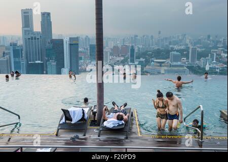 Singapore, Marina Bay, piscina sul tetto del Marina Bay Sands, luxuary hotel aperto nel 2010 Foto Stock