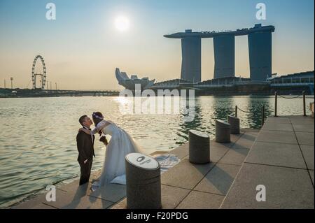 Singapore, Marina Bay, Marina Bay Sands, luxuary hotel aperto nel 2010 e le arti e le Scienze Museum costruito come un fiore di loto forma dall'architetto Moshe Safdie Foto Stock