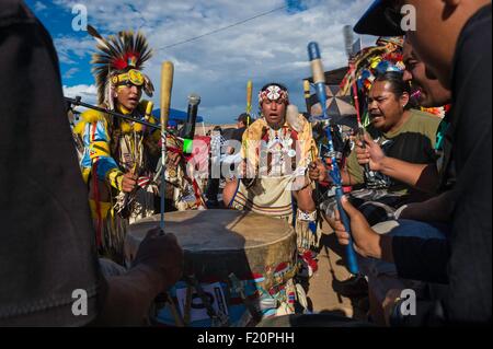 Stati Uniti, Arizona, finestra Rock Festival, Navajo Nation Fair, giovani i navajo che indossa abiti cerimoniali (regalia) durante una canzone tradizionale Foto Stock