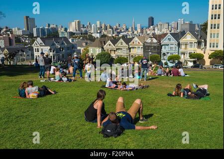 Stati Uniti, Nord America, California, San Francisco, Alamo Square, case vittoriane (verniciato di Signore o Signora Rosa), sullo sfondo il quartiere finanziario e la Piramide Transamerica Foto Stock