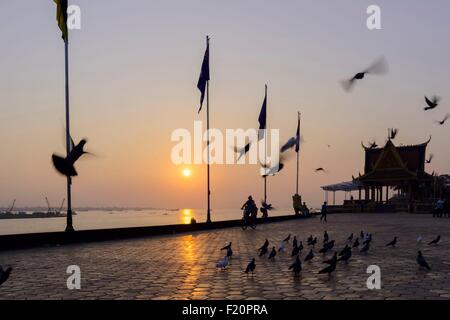 Cambogia, Phnom Penh, il fiume Tonle Sap e camminare per circa davanti al Royal Palace Foto Stock