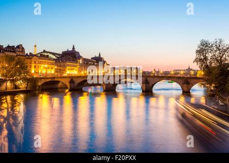 Francia, Parigi, le rive della Senna elencati come patrimonio mondiale dall UNESCO, il Pont Royal e il Museo d' Orsay Foto Stock