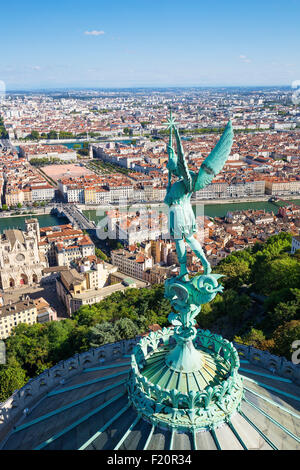 Vista verticale di Lione dalla cima di Notre Dame de Fourviere, Francia, Europa Foto Stock