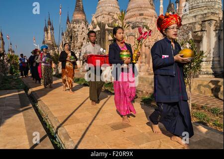 Myanmar (Birmania), stato Shan, Pao la tribù, Kakku, pellegrini con offerte durante il Kakku pagoda festival organizzato per la luna piena del Tabaung mese di calendario birmano Foto Stock