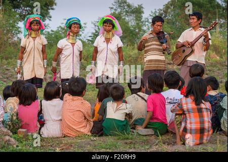 Myanmar (Birmania), Stato Kayah, Kayan tribù (Padaung), area di Loikaw, Kon Ta, un gruppo di donne di nome donne giraffa per la cerimonia di apertura di un risone Foto Stock