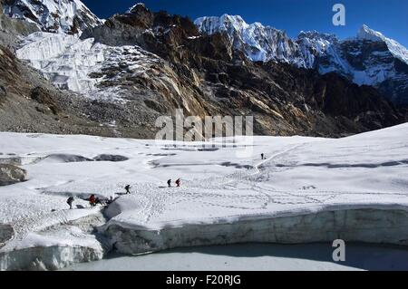 Il Nepal, il Parco Nazionale di Sagarmatha elencati come patrimonio mondiale dall' UNESCO, distretto Solukhumbu, Everest area, attraversando la Chola Cho (la) Pass (5368m), tra la valle di Gokyo e valle del Khumbu Foto Stock