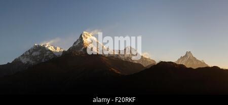 Il Nepal, Gandaki, regione di Annapurna, Ghorepani, catena Hannapurna da Poon Hill, da destra a sinistra Machapuchare, Hiunchuli, Annapurna Sud, Annapurna 1 Foto Stock