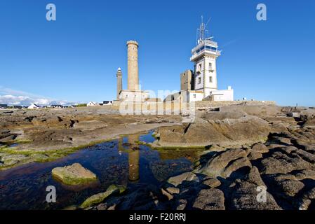 Francia, Finisterre, Penmarch, St Pierre Harbour, Eckmuhl lightouse, vecchio faro e Semaphore Foto Stock