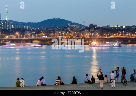 Corea del Sud, Seoul, Banpo Bridge vista dal Fiume Han e Parco di Namsan in background e torre di telecomunicazioni Torre N Seoul (1975) Foto Stock