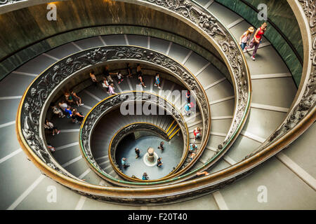 Scala a chiocciola progettata nel 1932 da Giuseppe Momo è una doppia elica scala Museo Vaticano Città del Vaticano Roma Italia Europa UE Foto Stock