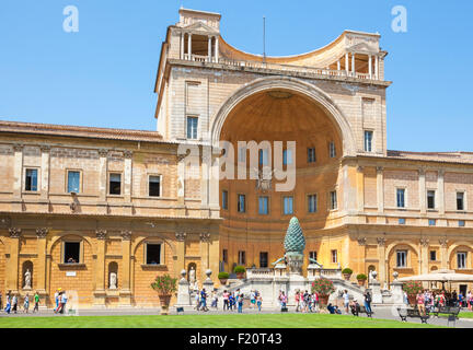 Cortile della Pigna o il Cortile della Pigna all'interno del Museo del Vaticano Città del Vaticano Roma Italia roma lazio EU Europe Foto Stock