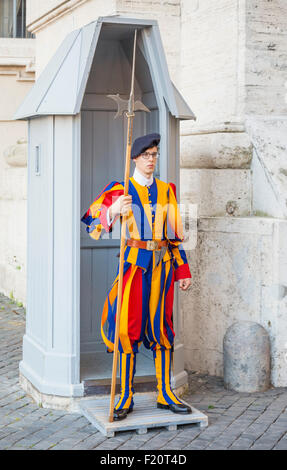 I membri della Guardia Svizzera Pontificia nella Città del Vaticano custodisce Basilica di San Pietro Roma Roma Lazio Italia Europa UE Foto Stock