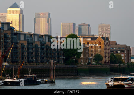 Canary Wharf illuminata dal sole di setting, Londra Inghilterra GB Foto Stock