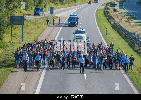 Kliplev, Danimarca. 9 Sep, 2015. Un gran numero di rifugiati stanno camminando verso nord sulla strada lungo il danese E 45 autostrada vicino a Kliplev, Danimarca, 9 settembre 2015. I rifugiati non vogliono essere registrate in Danimarca e stanno cercando di renderla in Svezia a piedi. Foto: Benjamin Nolte/dpa/Alamy Live News Foto Stock