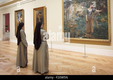 Stati Uniti, New York, Manhattan East side, Metropolitan Museum of Art (MET), monache guardando un dipinto di Jules Bastien Lepage, Giovanna d'Arco (1879) Foto Stock