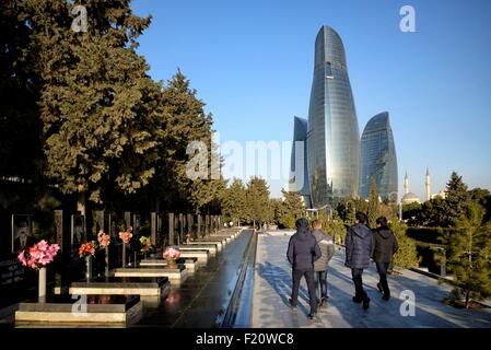 Azerbaigian, Baku, dei martiri Lane (Vicolo dei Martiri), la fiamma eterna memorial dedicato a quelli uccisi dall'esercito sovietico durante il nero a gennaio il 20-01-1990 e successivamente a quelli uccisi nella guerra di Nagorno-Karabakh, le torri a fiamma dietro Foto Stock