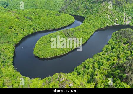 Francia, Puy de Dome, Queuille, Queuille meandro formata dal fiume Sioule (vista aerea) Foto Stock