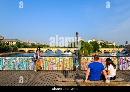 Francia, Parigi, zona elencata come patrimonio mondiale dall'UNESCO, la Passerelle des Arts, tempory pannelli per ringhiera decorata da arte di strada Foto Stock