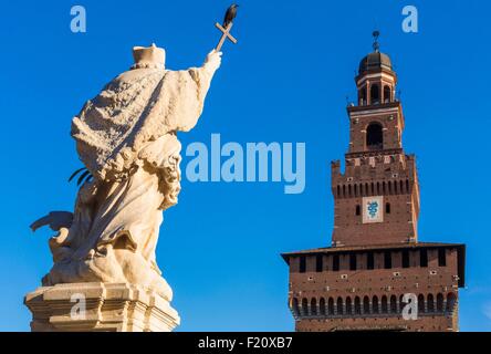 L'Italia, Lombardia, Milano Castello Sforzesco costruito nel XV secolo da Francesco Sforza (Duca di Milano), la statua di San Giovanni di Nepomuk con il fondo della torre del Filarete San Giovanni Nepomuceno Foto Stock