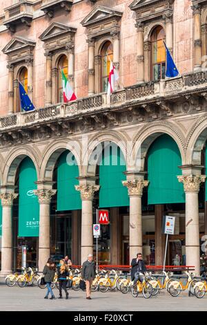 L'Italia, Lombardia, Milano, Piazza del Duomo, self-service bike sistema BikeMi inaugurato nel 2008 Foto Stock