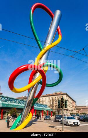 L'Italia, Lombardia, Milano, Piazzale Luigi Cadorna, opera di Claes Oldenburg e Coosje van Bruggen chiamato fa, Filo e Nodo (2000) che rappresenta un gigantesco ago di cucitura e filo Foto Stock