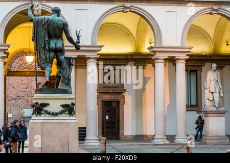 L'Italia, Lombardia, Milano, Palazzo barocco Brera la Pinacoteca di Brera e il museo di arte antica e moderna inaugurato nel 1809 la statua di Napoleone di Antonio Canova Foto Stock