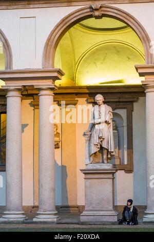 L'Italia, Lombardia, Milano, Palazzo barocco Brera la Pinacoteca di Brera e il museo di arte antica e moderna inaugurato nel 1809 la statua di Pietro Verri Foto Stock