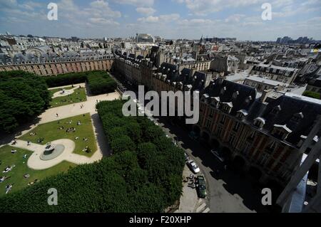 Francia, Parigi, ex Place Royale a Parigi, rinominata Place des Vosges nel 1800, è un luogo di Marais, progettato da Louis Metezeau (vista aerea) Foto Stock