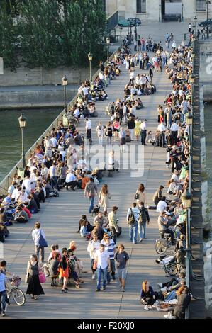 Francia, Parigi, il Pont des Arts ( o gateway) è un ponte che attraversa la Senna nel centro di Parigi, è il primo ponte metallico costruito in città, zona elencata come patrimonio mondiale dall' UNESCO (vista aerea) Foto Stock