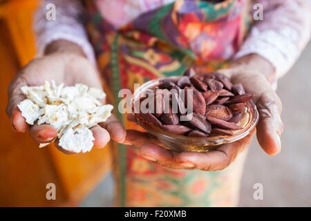 Indonesia, Lesser Sunda Islands, Isola Alor, Kalabahi, donna azienda prodotto locale nel mercato Foto Stock